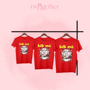 Áo thun gia đình Tết họa tiết Tết mà vui, thiết kế trẻ trung cho cả gia đình, phù hợp mặc chúc Tết.