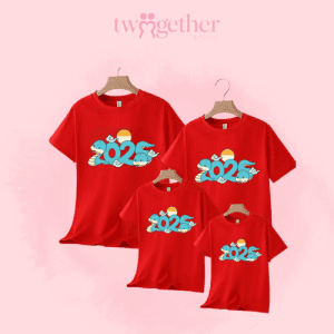 Áo thun gia đình Tết màu đỏ in hình 2025 ngộ nghĩnh, thiết kế đồng bộ cho bố mẹ và bé, phù hợp chụp ảnh và du xuân ngày Tết.