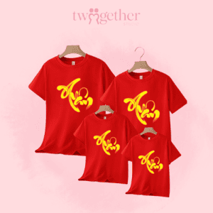 Áo thun gia đình Tết màu đỏ in chữ Xuân, phong cách truyền thống kết hợp hiện đại, mang ý nghĩa may mắn đầu năm.